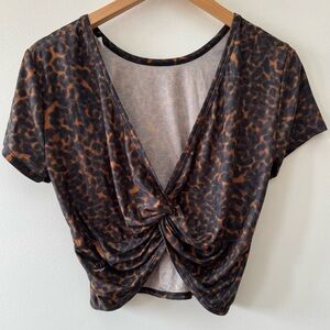 Beyond Yoga Printed featherweight twist out cropped tee chai tortoise Medium